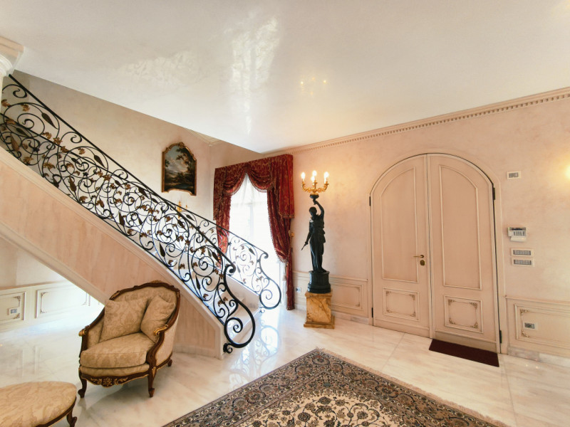 Proponiamo in vendita una prestigiosa e ricercata villa in stile classico di circa 400 mq, nuova ...