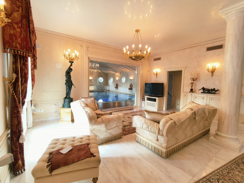 Proponiamo in vendita una prestigiosa e ricercata villa in stile classico di circa 400 mq, nuova ...