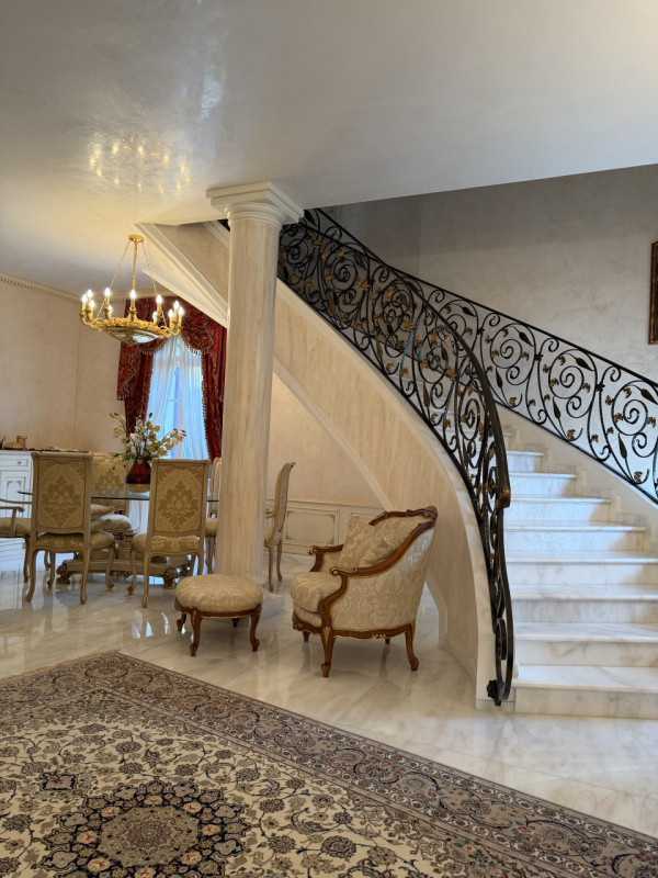 Proponiamo in vendita una prestigiosa e ricercata villa in stile classico di circa 400 mq, nuova ...