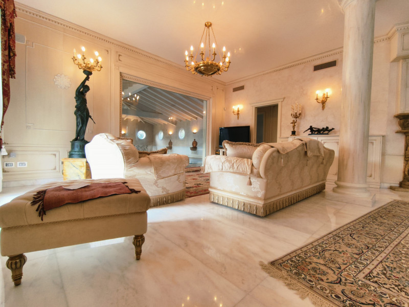 Proponiamo in vendita una prestigiosa e ricercata villa in stile classico di circa 400 mq, nuova ...