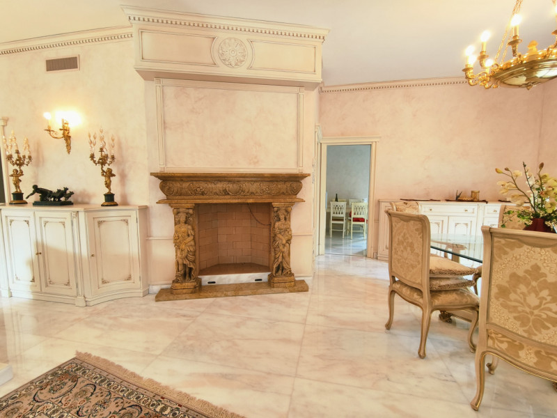 Proponiamo in vendita una prestigiosa e ricercata villa in stile classico di circa 400 mq, nuova ...