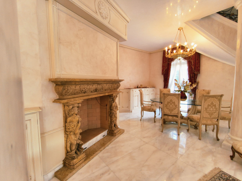 Proponiamo in vendita una prestigiosa e ricercata villa in stile classico di circa 400 mq, nuova ...