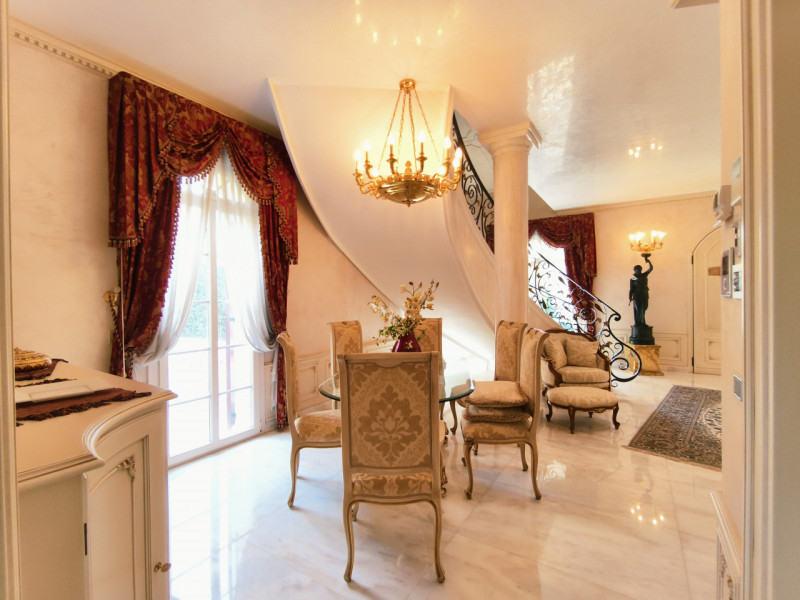 Proponiamo in vendita una prestigiosa e ricercata villa in stile classico di circa 400 mq, nuova ...