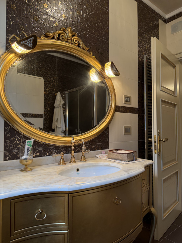 Proponiamo in vendita una prestigiosa e ricercata villa in stile classico di circa 400 mq, nuova ...