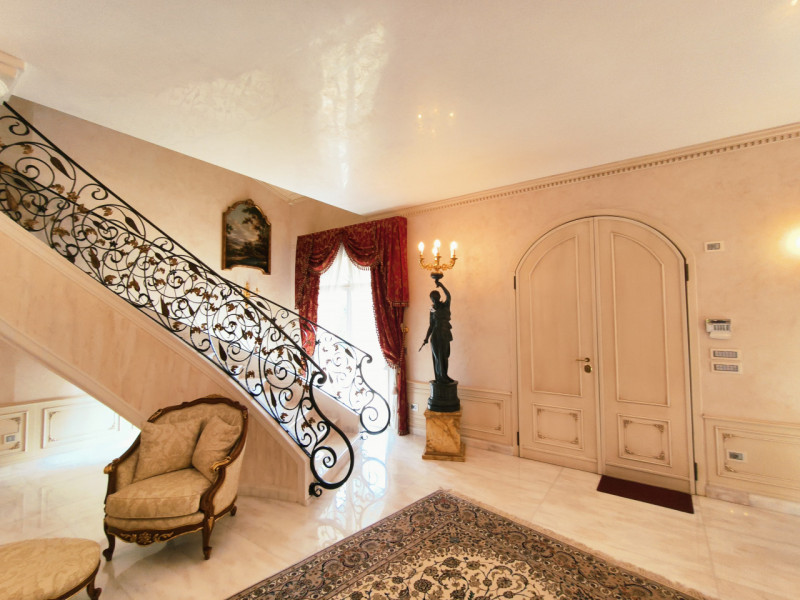 Proponiamo in vendita una prestigiosa e ricercata villa in stile classico di circa 400 mq, nuova ...