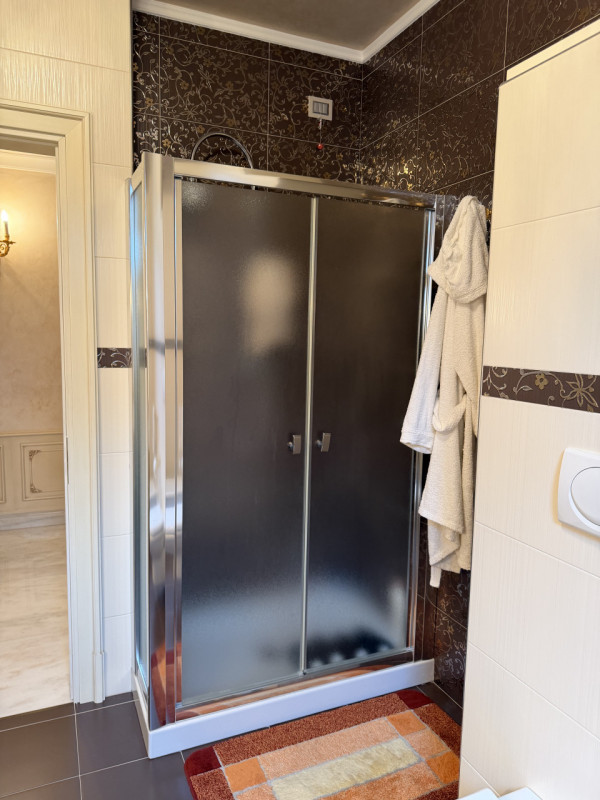 Proponiamo in vendita una prestigiosa e ricercata villa in stile classico di circa 400 mq, nuova ...