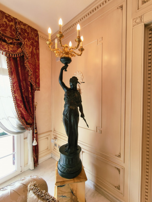 Proponiamo in vendita una prestigiosa e ricercata villa in stile classico di circa 400 mq, nuova ...