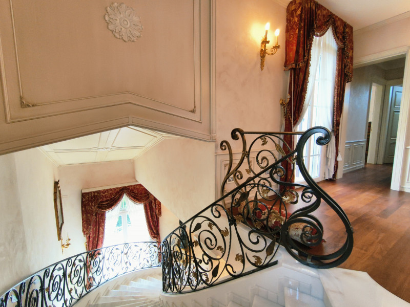 Proponiamo in vendita una prestigiosa e ricercata villa in stile classico di circa 400 mq, nuova ...