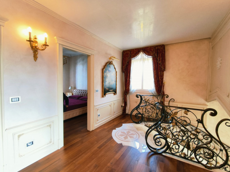 Proponiamo in vendita una prestigiosa e ricercata villa in stile classico di circa 400 mq, nuova ...