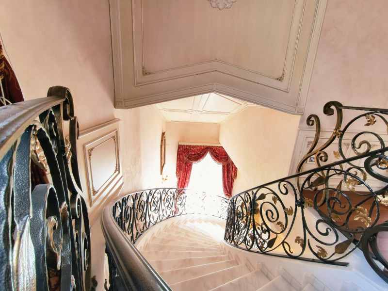 Proponiamo in vendita una prestigiosa e ricercata villa in stile classico di circa 400 mq, nuova ...