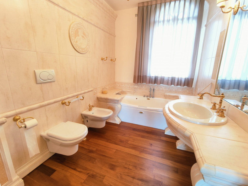 Proponiamo in vendita una prestigiosa e ricercata villa in stile classico di circa 400 mq, nuova ...