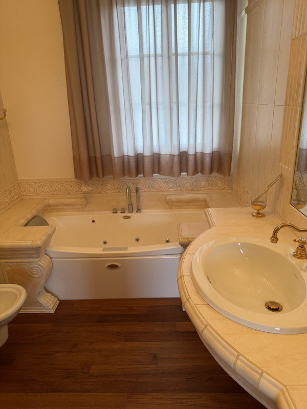 Proponiamo in vendita una prestigiosa e ricercata villa in stile classico di circa 400 mq, nuova ...