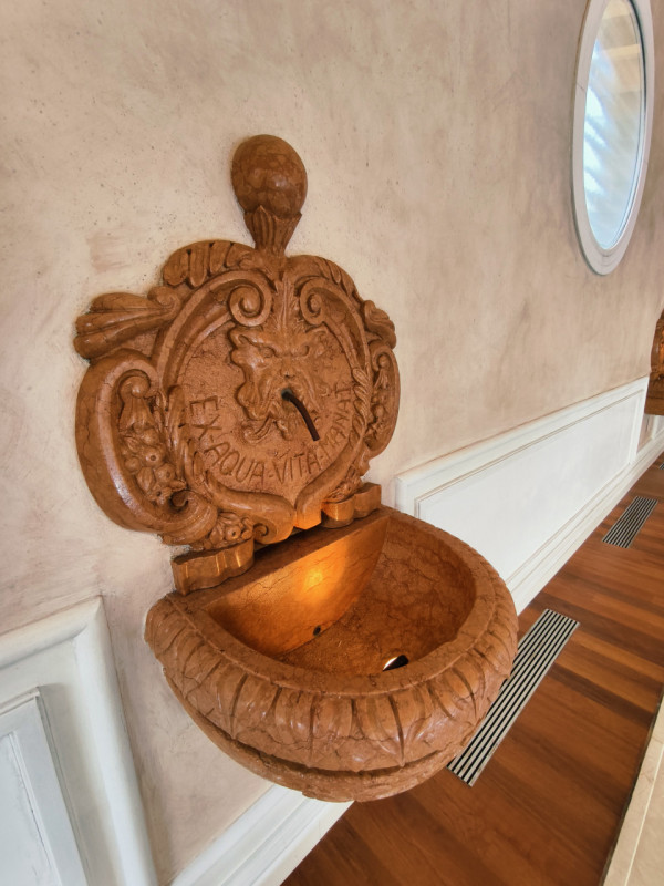 Proponiamo in vendita una prestigiosa e ricercata villa in stile classico di circa 400 mq, nuova ...