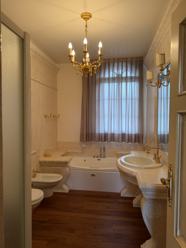 Proponiamo in vendita una prestigiosa e ricercata villa in stile classico di circa 400 mq, nuova ...