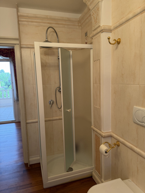 Proponiamo in vendita una prestigiosa e ricercata villa in stile classico di circa 400 mq, nuova ...