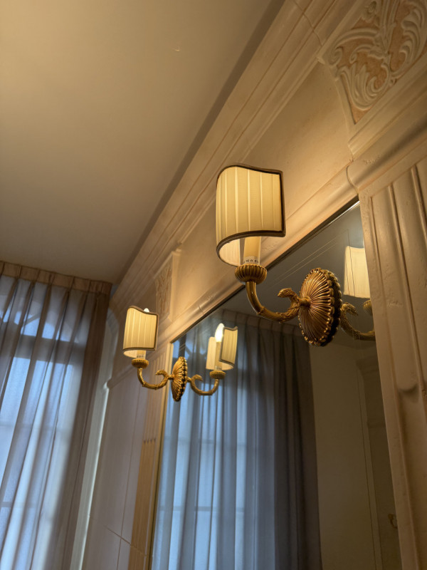 Proponiamo in vendita una prestigiosa e ricercata villa in stile classico di circa 400 mq, nuova ...