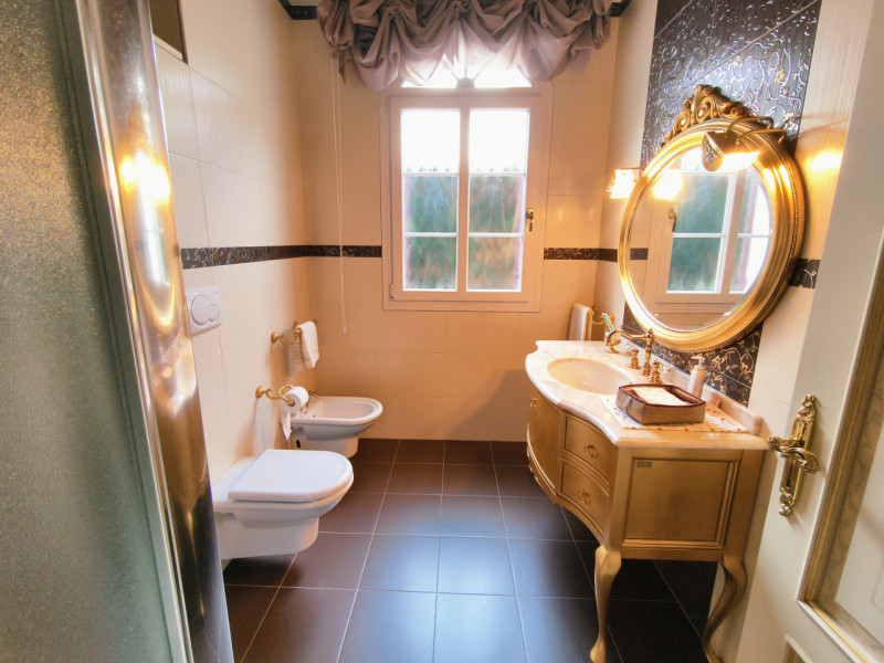 Proponiamo in vendita una prestigiosa e ricercata villa in stile classico di circa 400 mq, nuova ...