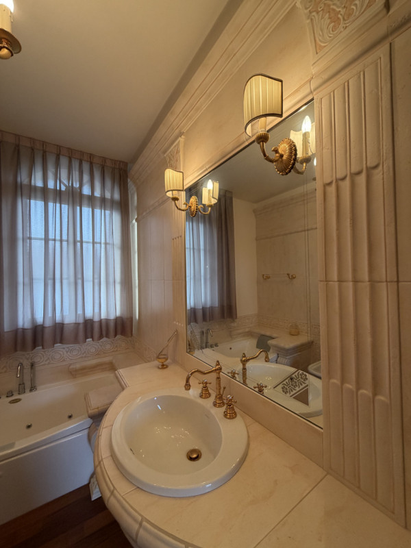 Proponiamo in vendita una prestigiosa e ricercata villa in stile classico di circa 400 mq, nuova ...