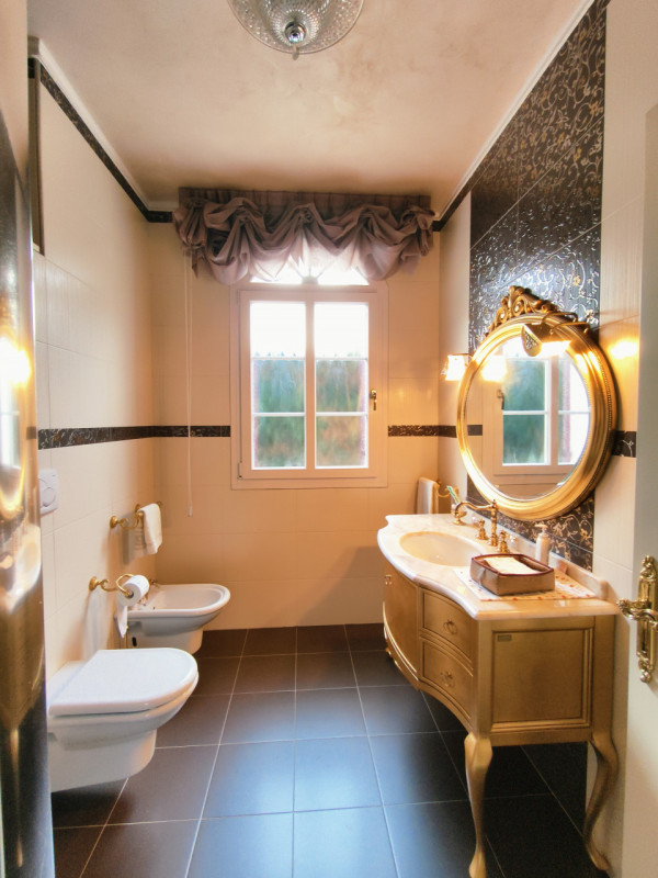 Proponiamo in vendita una prestigiosa e ricercata villa in stile classico di circa 400 mq, nuova ...