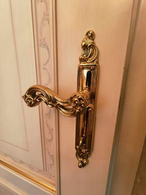 Proponiamo in vendita una prestigiosa e ricercata villa in stile classico di circa 400 mq, nuova ...