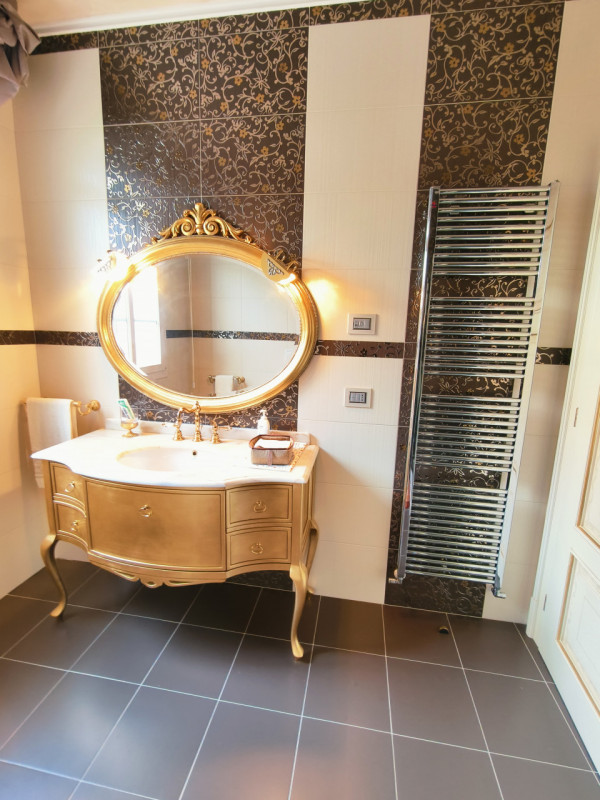 Proponiamo in vendita una prestigiosa e ricercata villa in stile classico di circa 400 mq, nuova ...