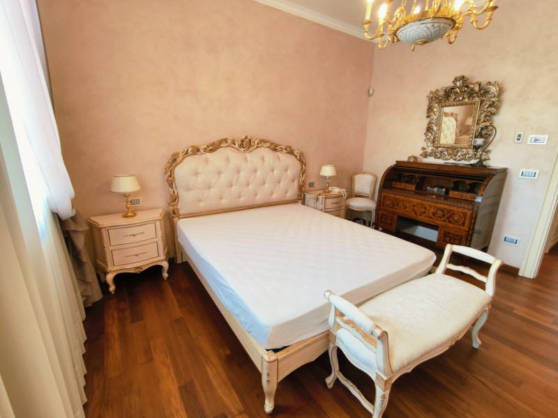 Proponiamo in vendita una prestigiosa e ricercata villa in stile classico di circa 400 mq, nuova ...