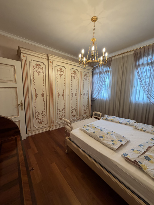 Proponiamo in vendita una prestigiosa e ricercata villa in stile classico di circa 400 mq, nuova ...