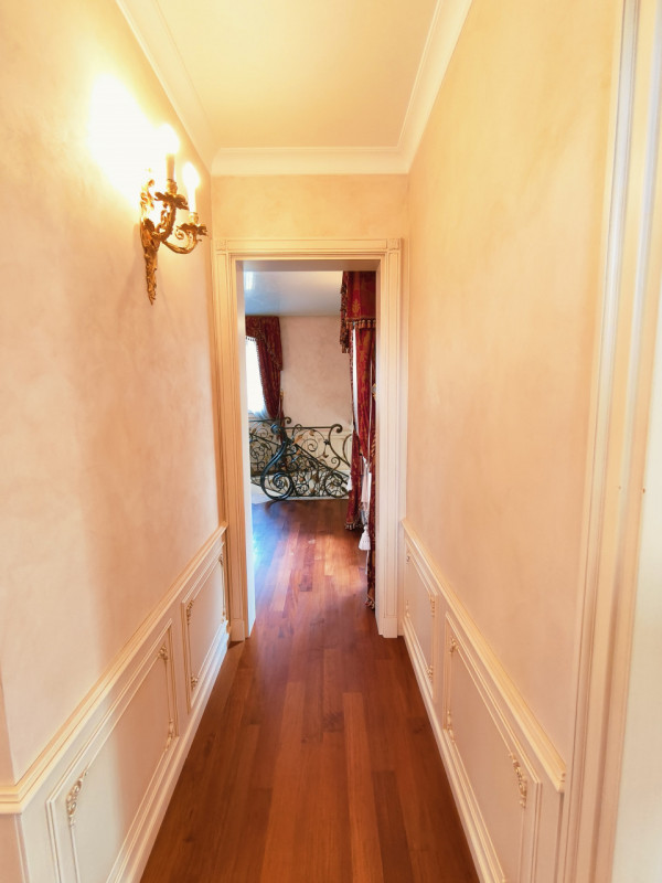 Proponiamo in vendita una prestigiosa e ricercata villa in stile classico di circa 400 mq, nuova ...