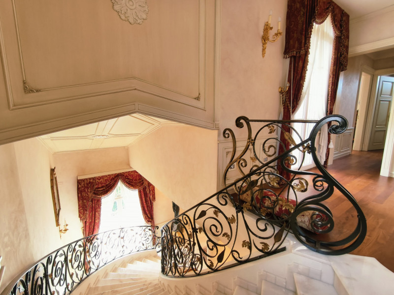 Proponiamo in vendita una prestigiosa e ricercata villa in stile classico di circa 400 mq, nuova ...