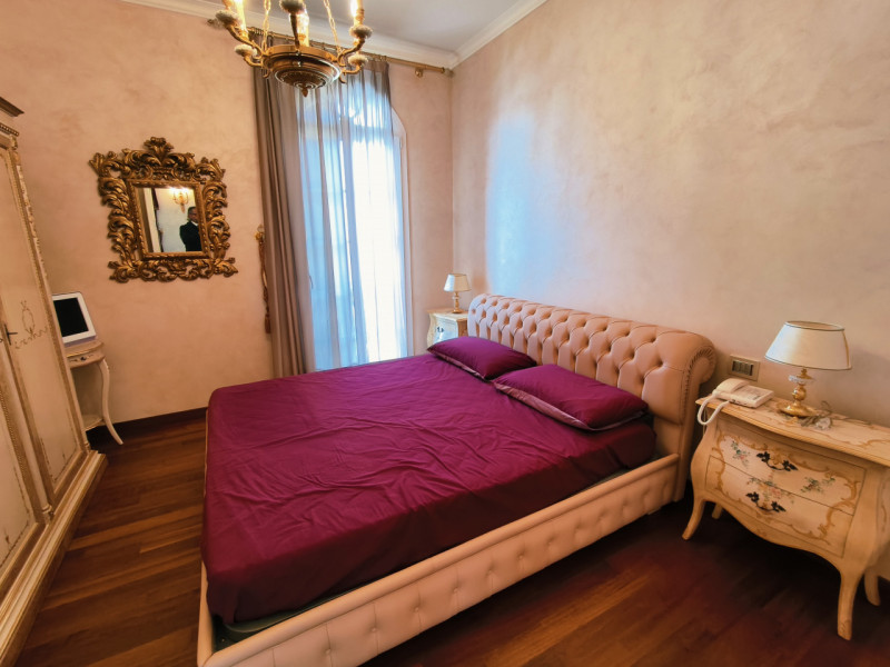 Proponiamo in vendita una prestigiosa e ricercata villa in stile classico di circa 400 mq, nuova ...