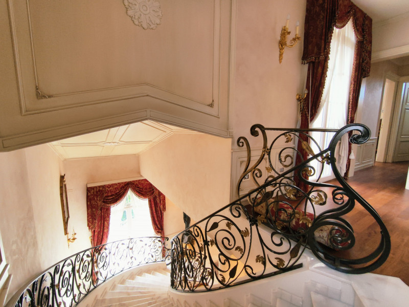 Proponiamo in vendita una prestigiosa e ricercata villa in stile classico di circa 400 mq, nuova ...