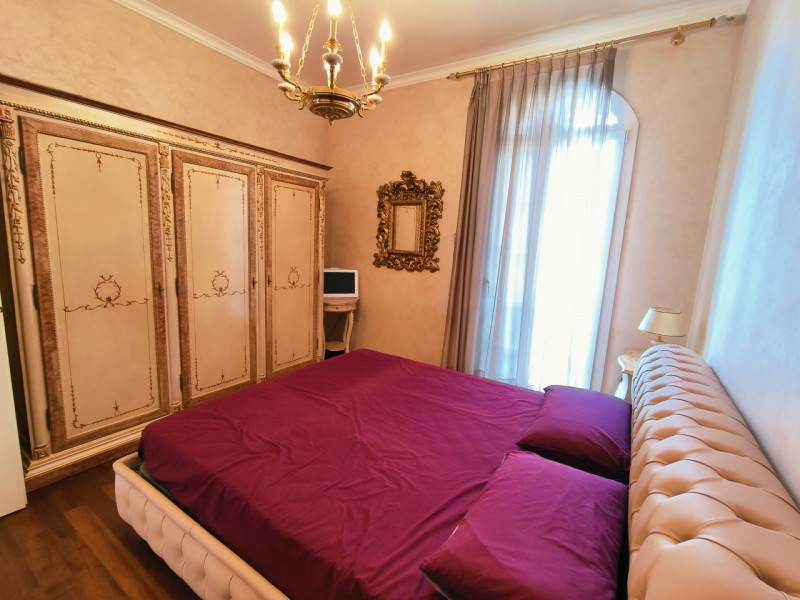 Proponiamo in vendita una prestigiosa e ricercata villa in stile classico di circa 400 mq, nuova ...