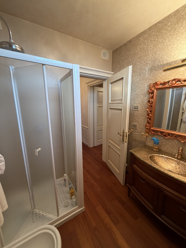 Proponiamo in vendita una prestigiosa e ricercata villa in stile classico di circa 400 mq, nuova ...