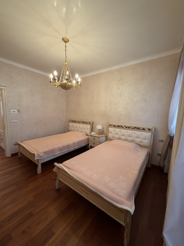 Proponiamo in vendita una prestigiosa e ricercata villa in stile classico di circa 400 mq, nuova ...