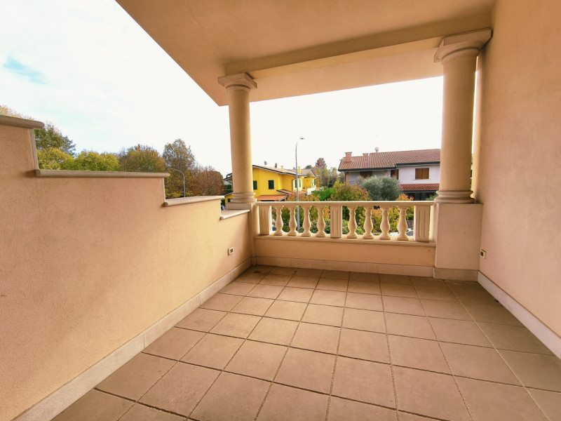 Proponiamo in vendita una prestigiosa e ricercata villa in stile classico di circa 400 mq, nuova ...