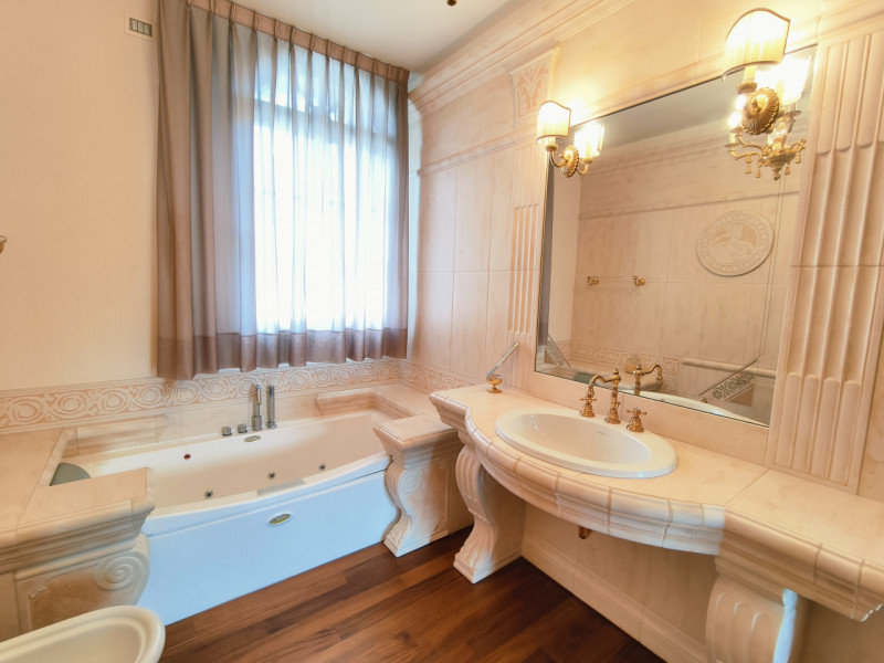 Proponiamo in vendita una prestigiosa e ricercata villa in stile classico di circa 400 mq, nuova ...