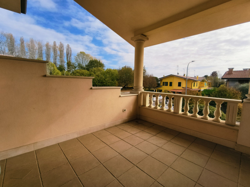 Proponiamo in vendita una prestigiosa e ricercata villa in stile classico di circa 400 mq, nuova ...