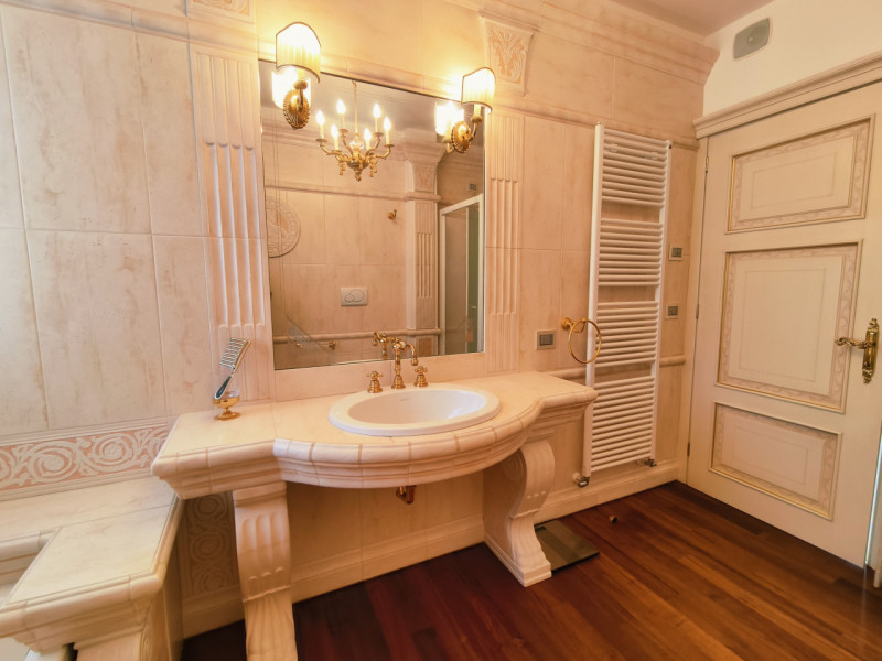 Proponiamo in vendita una prestigiosa e ricercata villa in stile classico di circa 400 mq, nuova ...