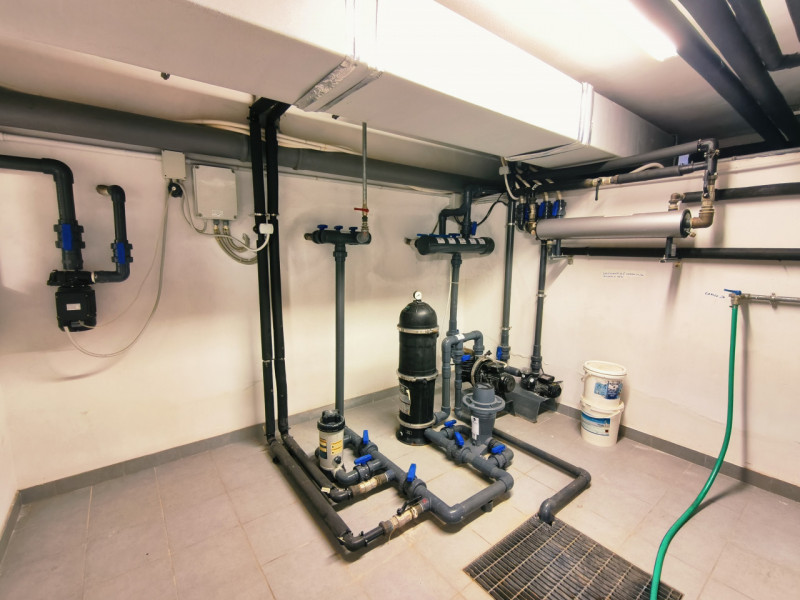 Proponiamo in vendita una prestigiosa e ricercata villa in stile classico di circa 400 mq, nuova ...