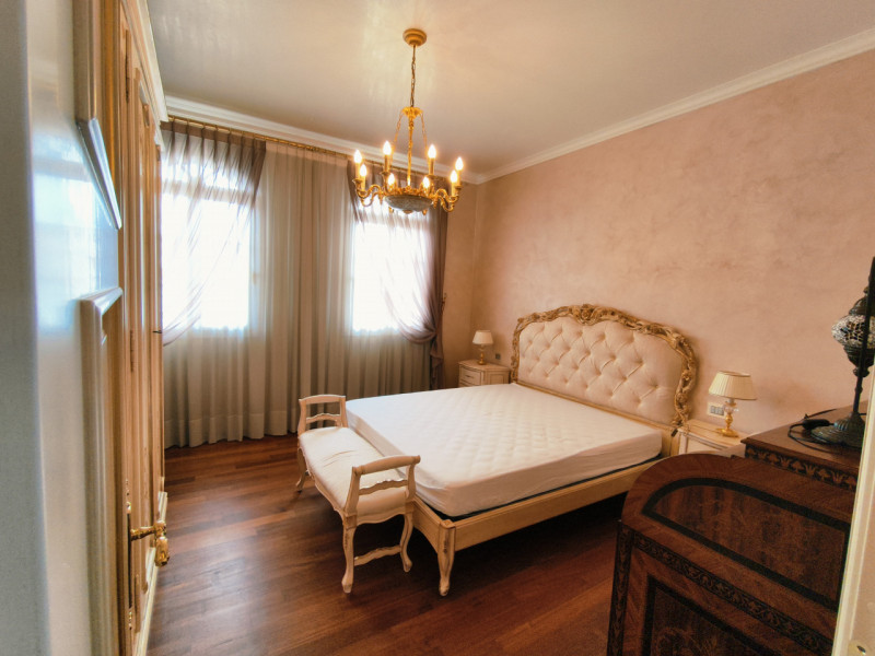 Proponiamo in vendita una prestigiosa e ricercata villa in stile classico di circa 400 mq, nuova ...