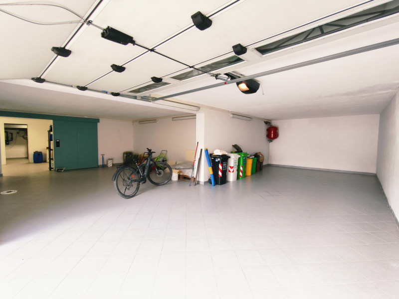 Proponiamo in vendita una prestigiosa e ricercata villa in stile classico di circa 400 mq, nuova ...