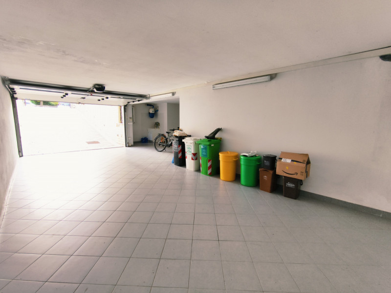 Proponiamo in vendita una prestigiosa e ricercata villa in stile classico di circa 400 mq, nuova ...