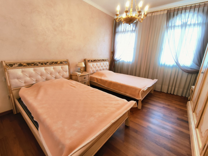 Proponiamo in vendita una prestigiosa e ricercata villa in stile classico di circa 400 mq, nuova ...