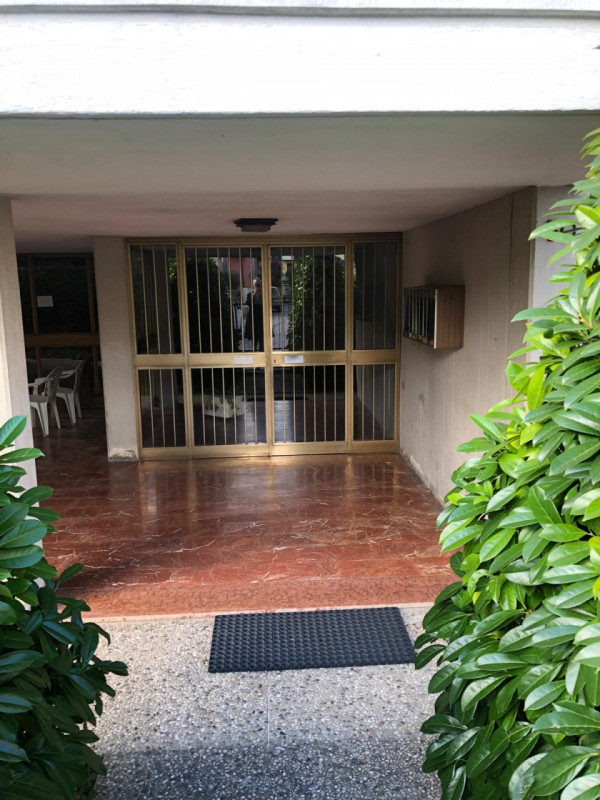 Sacra Famiglia affittasi a studenti/specializzandi referenziati signorile appartamento piano inte...