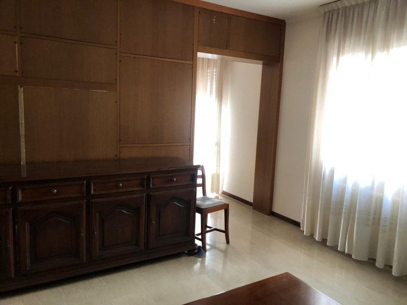 Sacra Famiglia affittasi a studenti/specializzandi referenziati signorile appartamento piano inte...