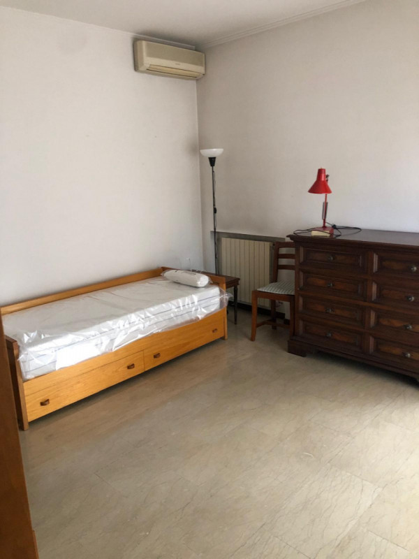 Sacra Famiglia affittasi a studenti/specializzandi referenziati signorile appartamento piano inte...