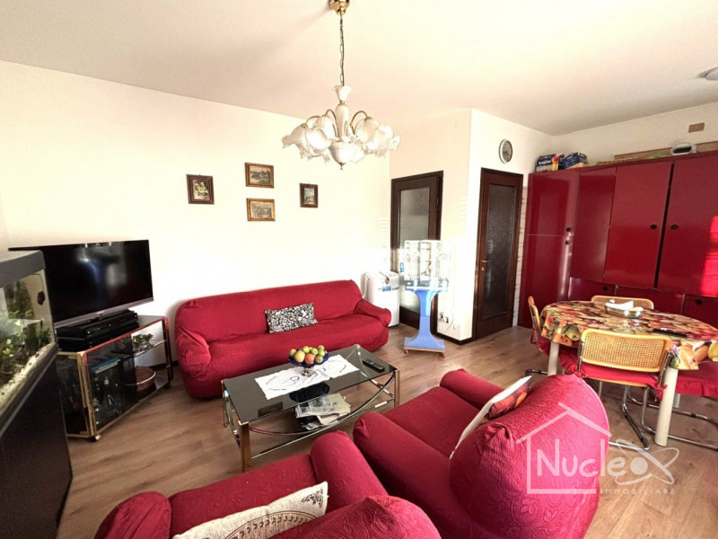 A pochi passi dal centro di Abano Terme, proponiamo in vendita un appartamento all'ultimo piano d...