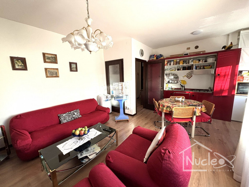 A pochi passi dal centro di Abano Terme, proponiamo in vendita un appartamento all'ultimo piano d...