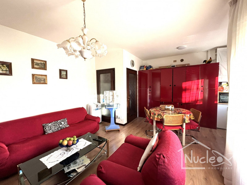 A pochi passi dal centro di Abano Terme, proponiamo in vendita un appartamento all'ultimo piano d...