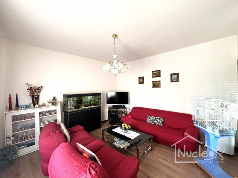 A pochi passi dal centro di Abano Terme, proponiamo in vendita un appartamento all'ultimo piano d...